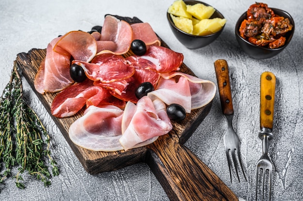 Piatto di salumi di tapas spagnole tradizionali.