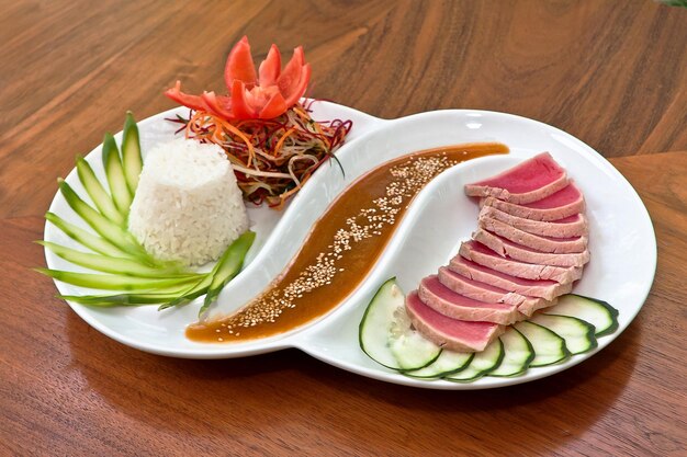 piatto di sashimi di tonno rosso crudo affettato con verdure e salsa di senape gastronomia