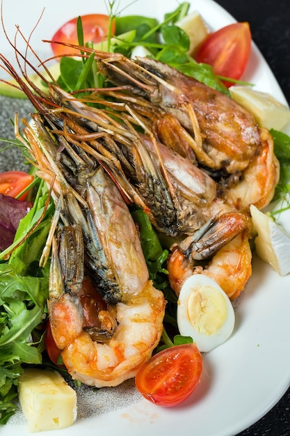 Piatto di scampi su un piatto in un caffè prelibatezze a base di pesce