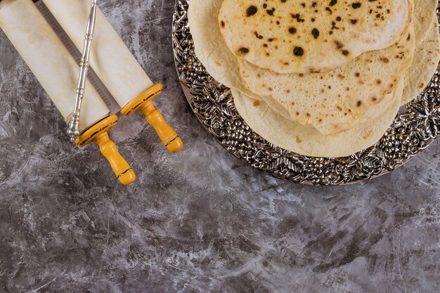 Piatto di seder pasquale festivo ebraico con pane azzimo ebraico matzah e torah