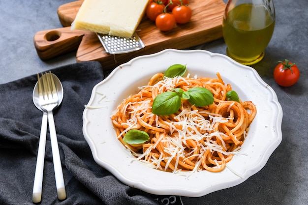 Piatto di spaghetti con salsa di pomodoro e basilico e formaggio vista dall'alto