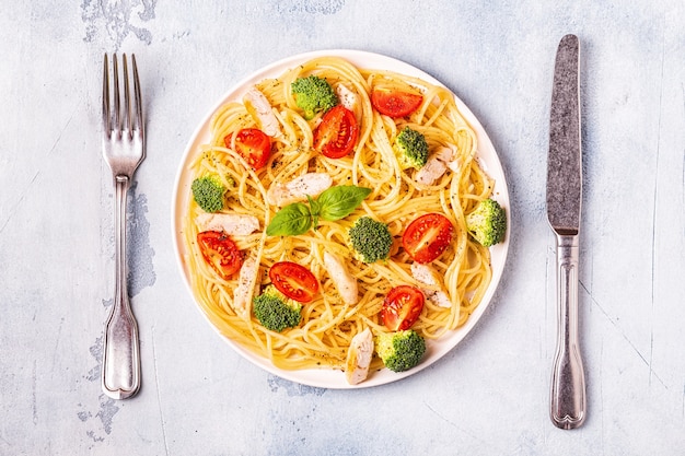 Piatto di spaghetti con verdure e pollo