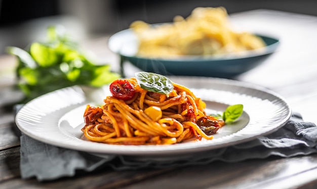 Piatto di spaghetti italiani con pomodori e basilico.