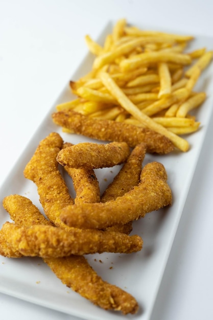 Piatto di striscioline di pollo in pastella con patatine fritte