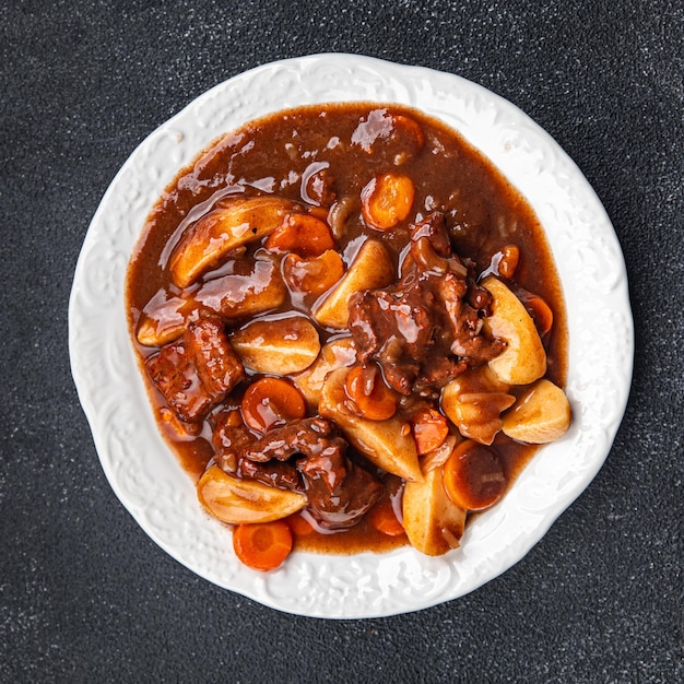 piatto di stufato di manzo alla bourguignon di manzo vegetabl pronto da mangiare pasto cibo spuntino sul tavolo copia spazio cibo