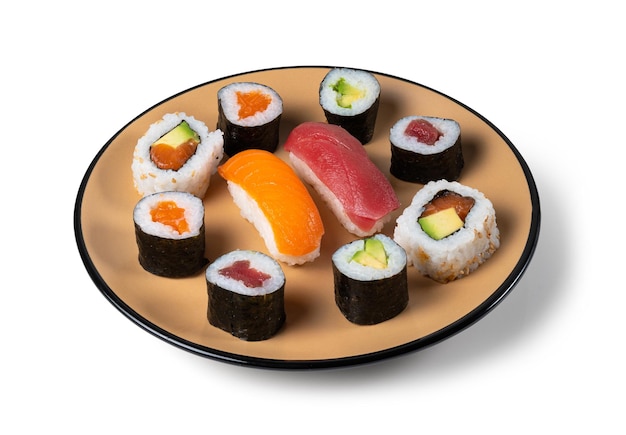 Piatto di sushi e rotolo di nigiri isolato su sfondo bianco