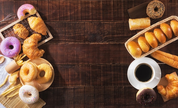 Piatto di tazza di caffè e cibo spazzatura assortito