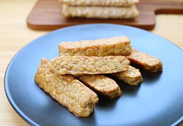 Piatto di Tempeh fritto in padella ad alta fonte proteica a base vegetale per alimenti integrali dieta a base vegetale