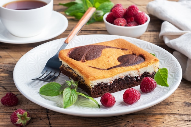 Piatto di torta al cioccolato con lamponi