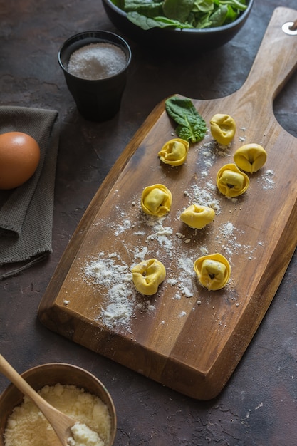 Piatto di tortelline con ricotta e spinaci.