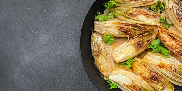 piatto di verdure in umido di cicoria pasto sano spuntino sul tavolo copia spazio cibo sfondo