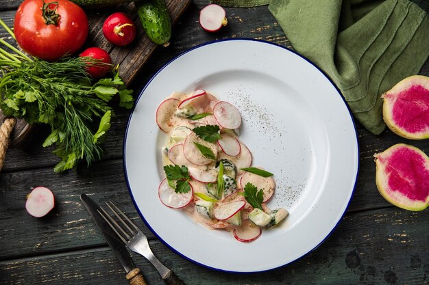 Piatto di waffle e carpaccio di capesante Cibo con macedonia Torta di cialde di macedonia di frutta fresca