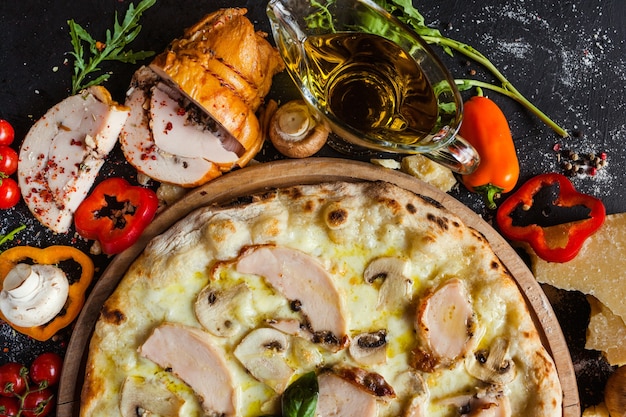 Piatto dietetico per la dieta della pizza ai funghi di pollo