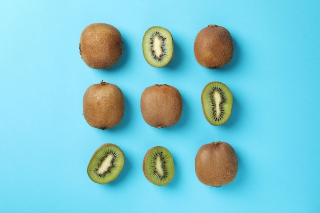 Piatto disteso con kiwi sulla superficie blu