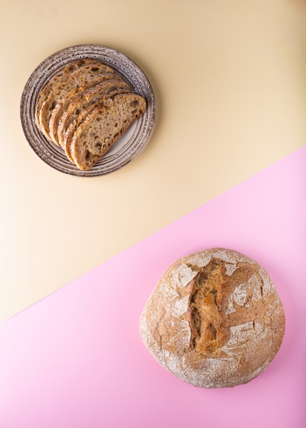 Piatto disteso con pane su una superficie bicolore.