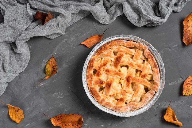 Piatto disteso di deliziosa torta circondata da foglie