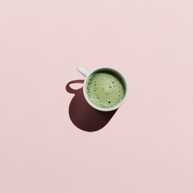 Piatto disteso di tè matcha sul rosa