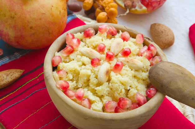 Piatto dolce tradizionale tunisino -Masfouf: cuscus dolce con frutta secca e noci