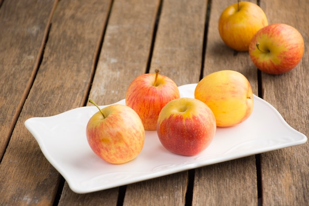 Piatto e mela di Apple sulla tavola di legno Fondo frutta o alimento e fondo
