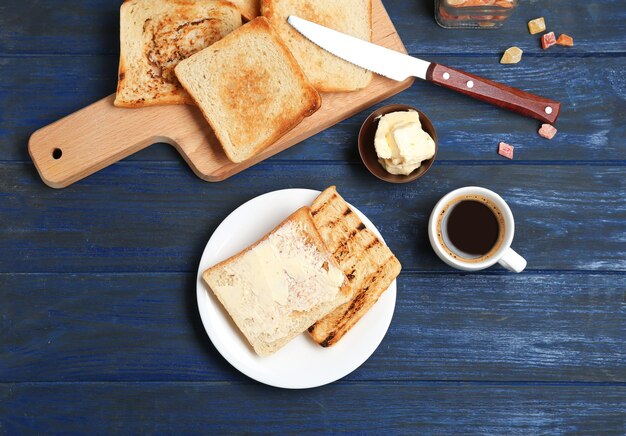 Piatto e tavola di legno con pane tostato sul tavolo