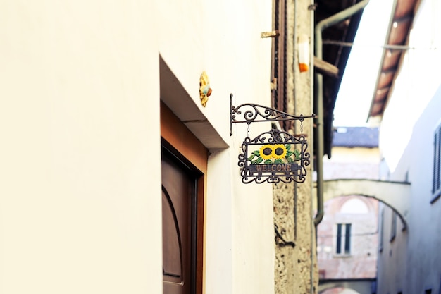 Piatto forgiato Benvenuto e decoro girasoli in via cittadina italiana