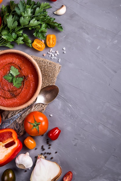 Piatto freddo estivo di zuppa di pomodori zuppa di gazpacho