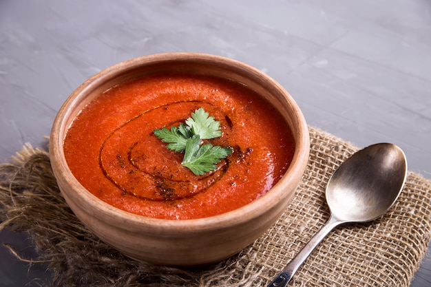 Piatto freddo estivo di zuppa di pomodori zuppa di gazpacho