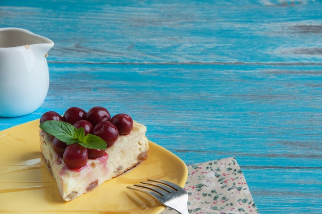 Piatto giallo con un pezzo di cheesecake