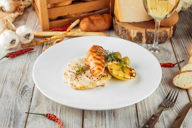 Piatto gourmet bistecca di salmone alla griglia con patate gratinate