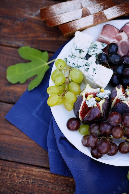 Piatto grande con snack di lusso e pane