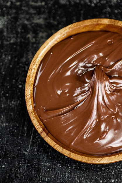 Piatto in legno con burro di nocciole