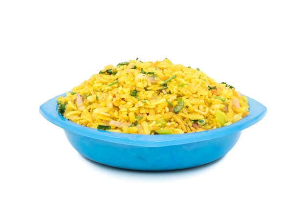 Piatto indiano Poha della prima colazione su fondo bianco