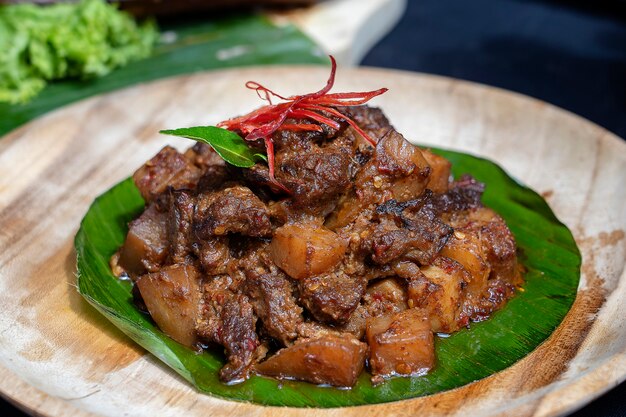 Piatto indonesiano - carne fritta in salsa di peperoncino, primo piano
