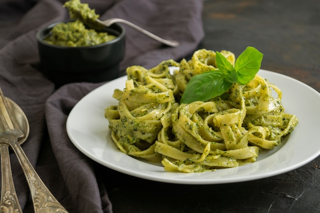 Piatto italiano tradizionale. pasta al pesto nero