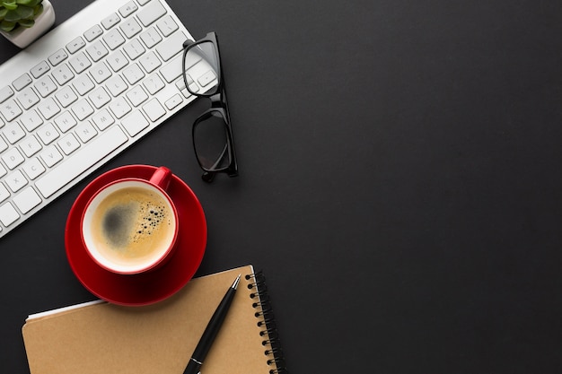 Piatto lay del desktop con tazza di caffè e notebook