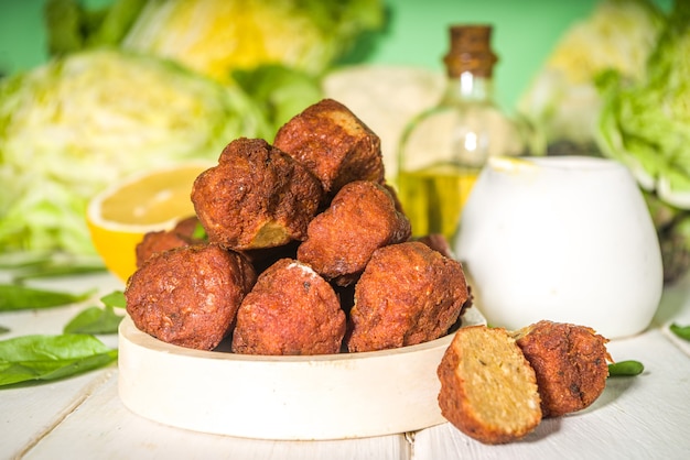 Piatto mediorientale o arabo, polpette di falafel di ceci arrostiti con salsa allo yogurt all'aglio