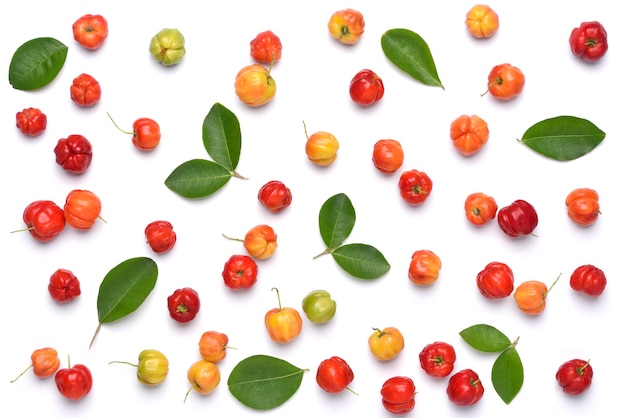 Piatto modello laici di ciliegia acerola con foglie verdi su bianco