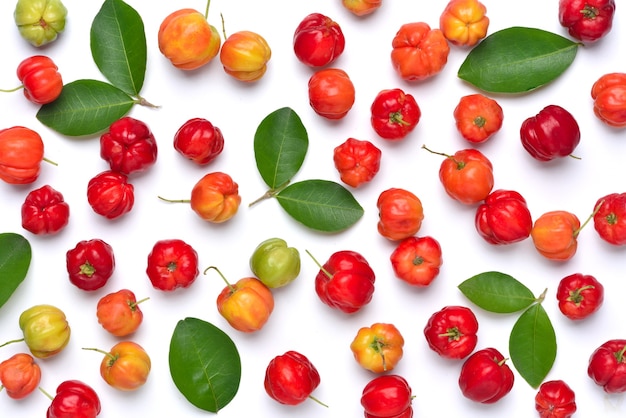 Piatto modello laici di ciliegia acerola con foglie verdi su bianco