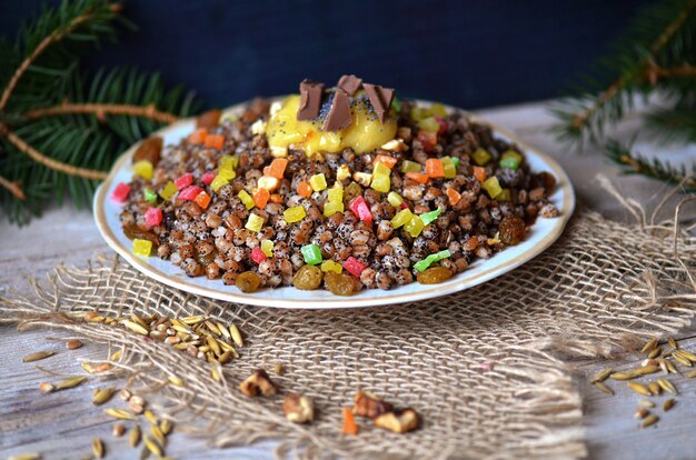 Piatto natalizio a base di chicchi di grano e frutta candita. Pilaf dolce con frutta secca.