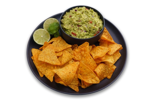 Piatto nero di salsa di guacamole e tortilla chips o nachos isolati su sfondo bianco