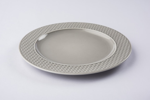 Piatto ovale in ceramica vuoto isolato su sfondo bianco