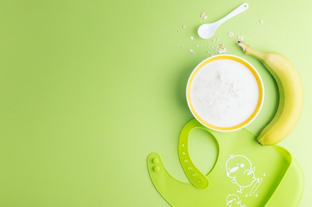 Piatto per bambini con porridge su verde