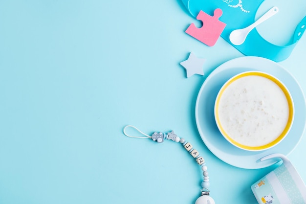 Piatto per bambini con porridge sul blu