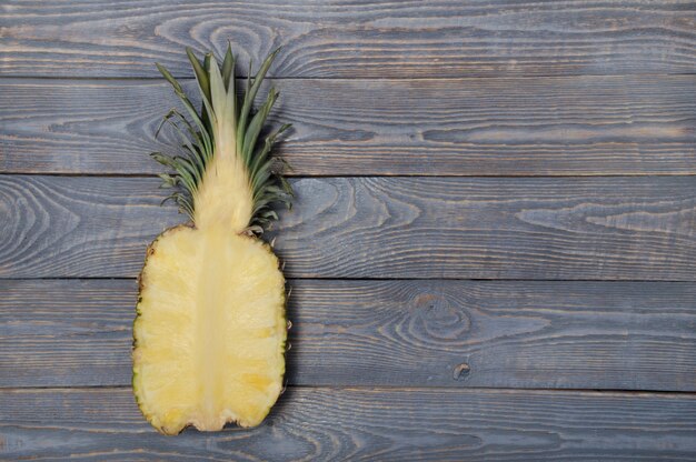 Piatto piatto di ananas tagliato a metà