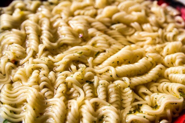 Piatto pieno di spaghetti. Sfondo di cibo