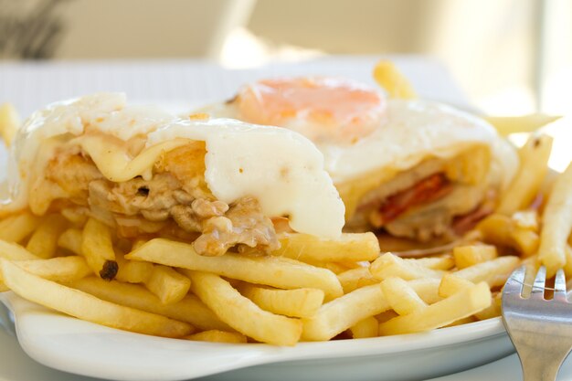 Piatto portoghese tipico francesinha sul piatto