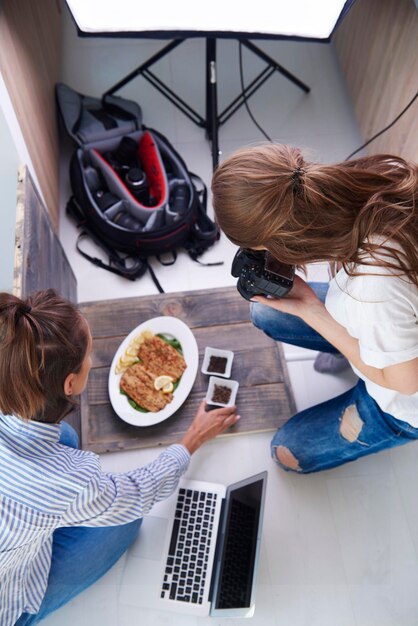 Piatto preparato per lo styling della donna durante la sessione fotografica