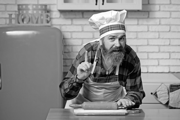 Piatto presente uomo barbuto Cuoco professionista Chef in grembiule da cuoco