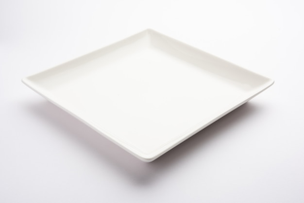 Piatto quadrato in ceramica bianco vuoto isolato su sfondo bianco