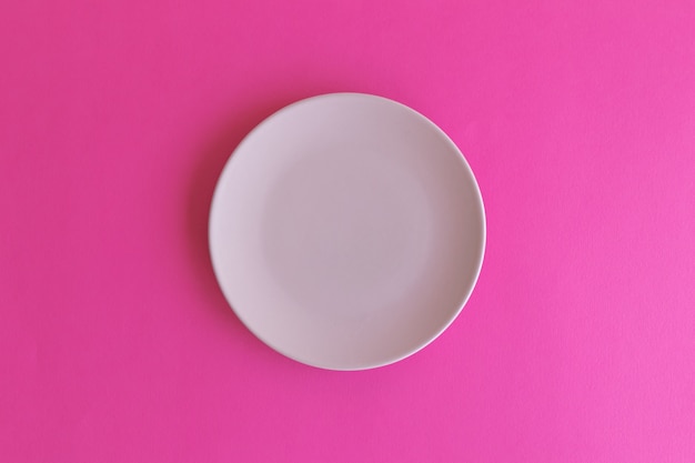 piatto rosa isolato su sfondo rosa